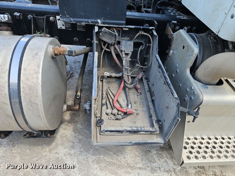 image for item EI3886 2016 Kenworth  T880 semi truck