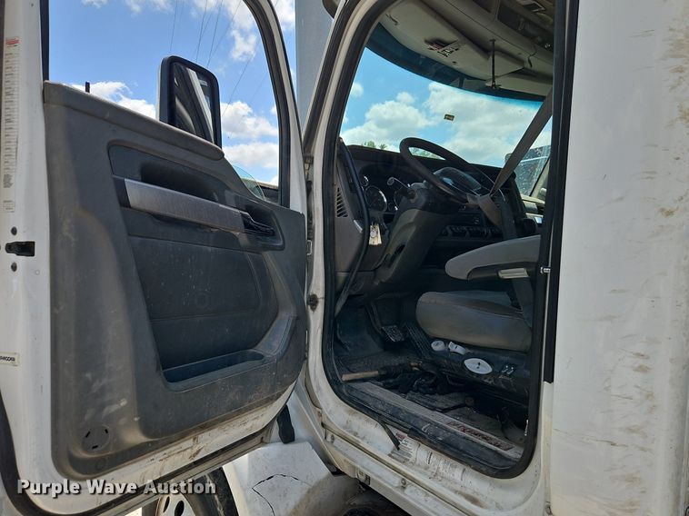 image for item EI3886 2016 Kenworth  T880 semi truck