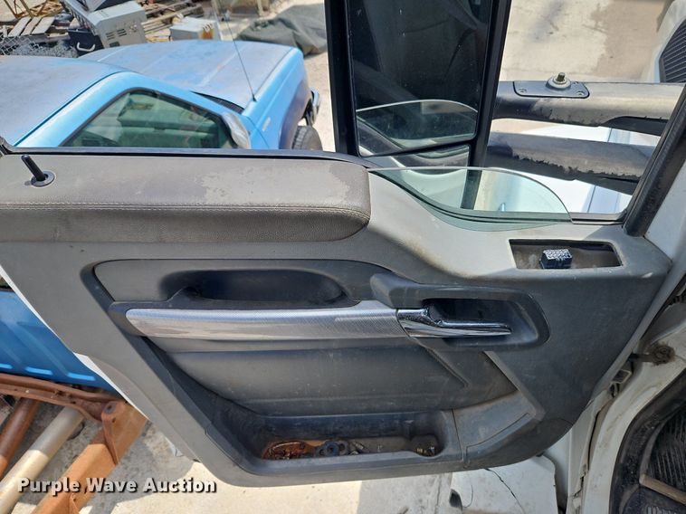 image for item EI3886 2016 Kenworth  T880 semi truck