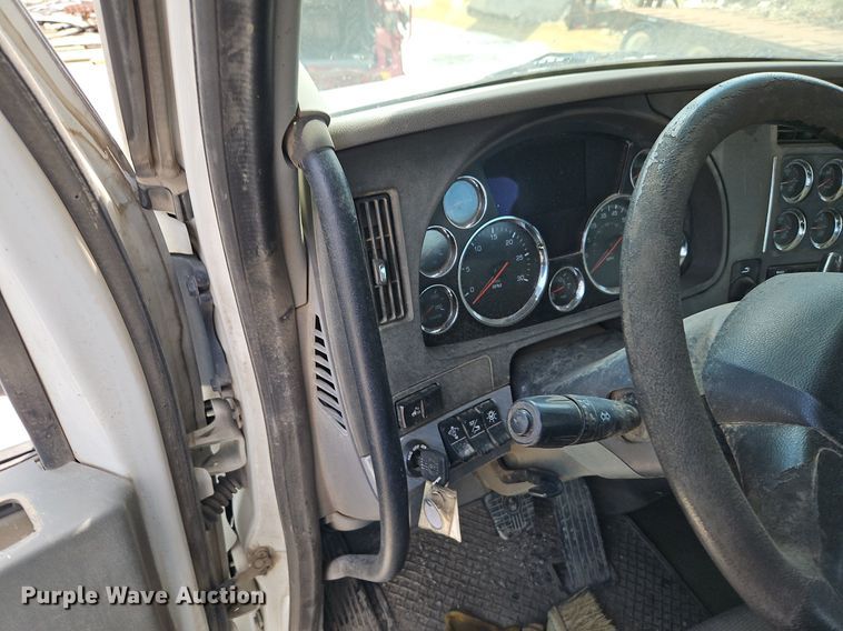 image for item EI3886 2016 Kenworth  T880 semi truck