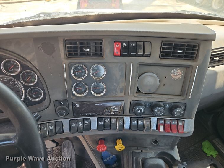 image for item EI3886 2016 Kenworth  T880 semi truck