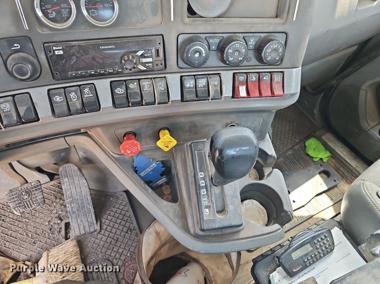 image for item EI3886 2016 Kenworth  T880 semi truck