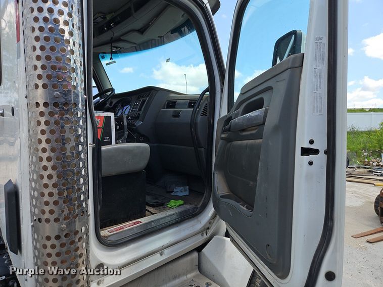 image for item EI3886 2016 Kenworth  T880 semi truck