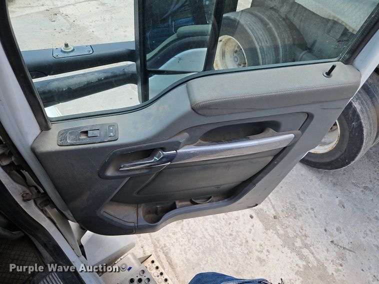 image for item EI3886 2016 Kenworth  T880 semi truck