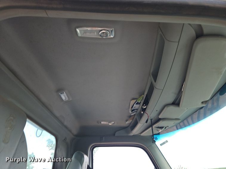 image for item EI3886 2016 Kenworth  T880 semi truck