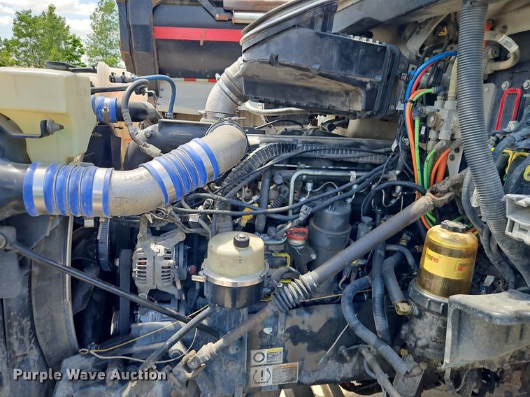 image for item EI3886 2016 Kenworth  T880 semi truck