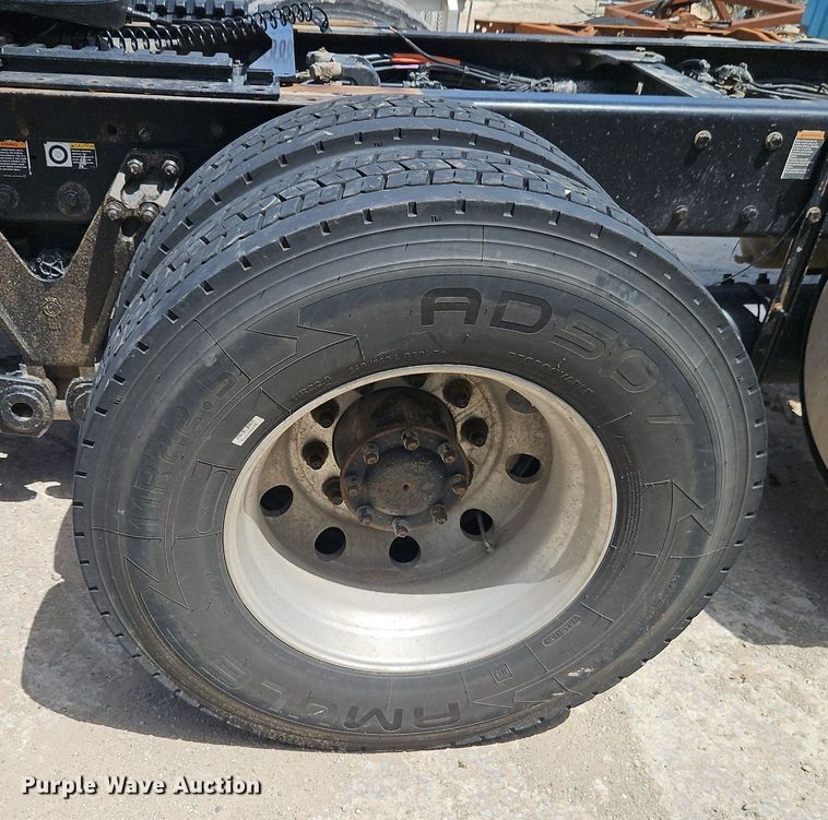 image for item EI3886 2016 Kenworth  T880 semi truck