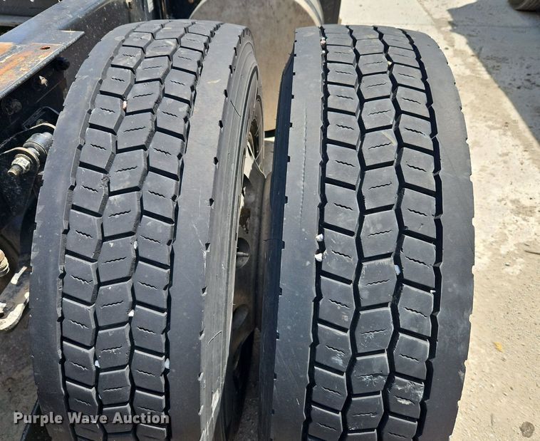 image for item EI3886 2016 Kenworth  T880 semi truck