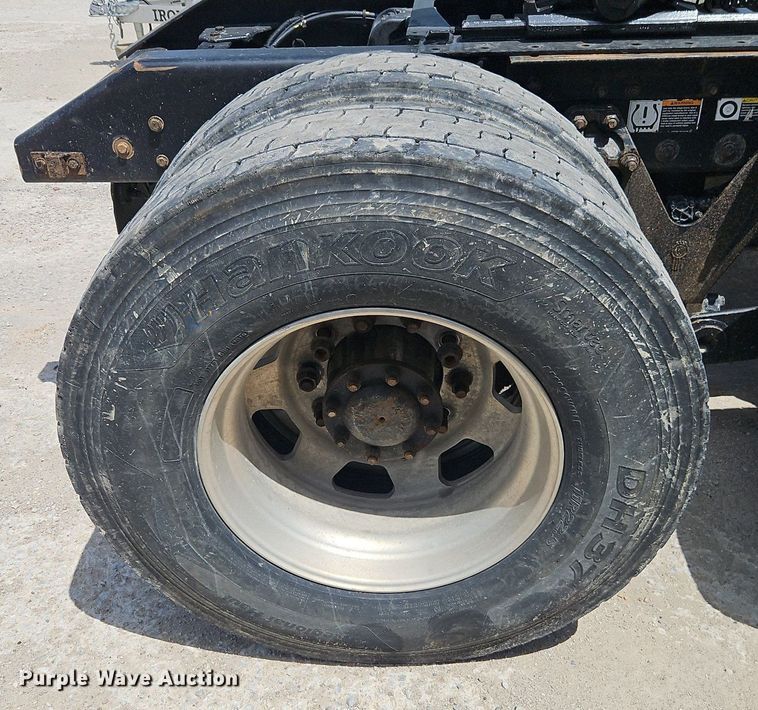 image for item EI3886 2016 Kenworth  T880 semi truck