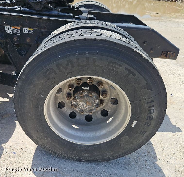 image for item EI3886 2016 Kenworth  T880 semi truck