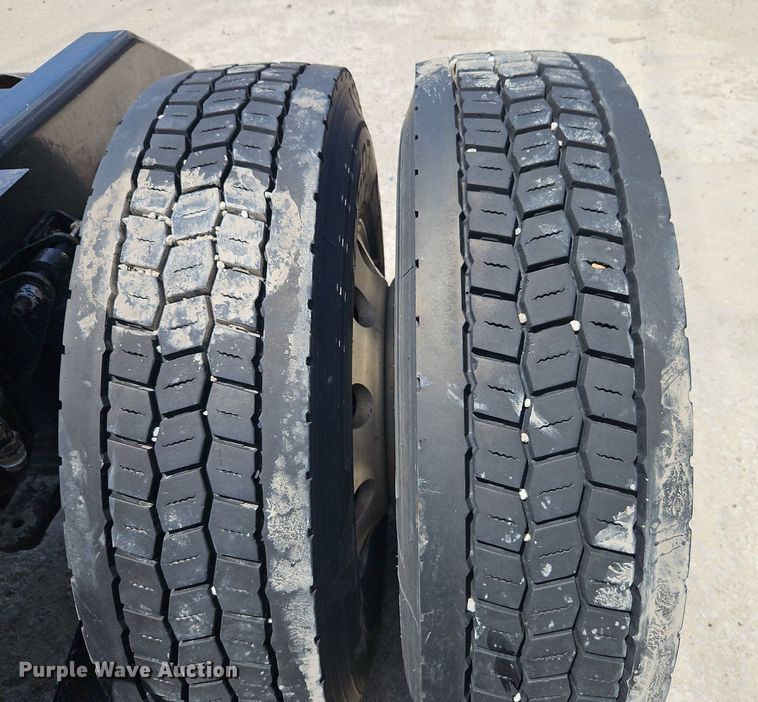 image for item EI3886 2016 Kenworth  T880 semi truck