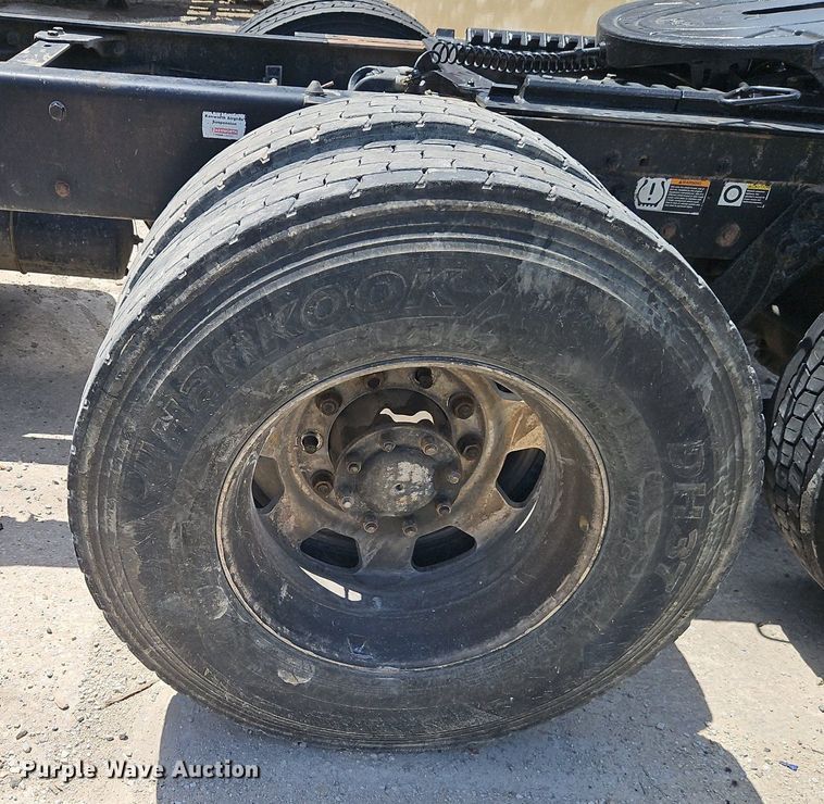 image for item EI3886 2016 Kenworth  T880 semi truck