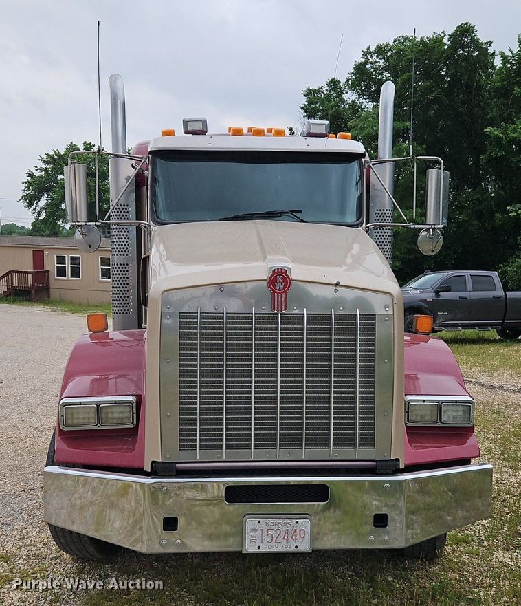 image for item EI3887 2016 Kenworth T800 semi truck