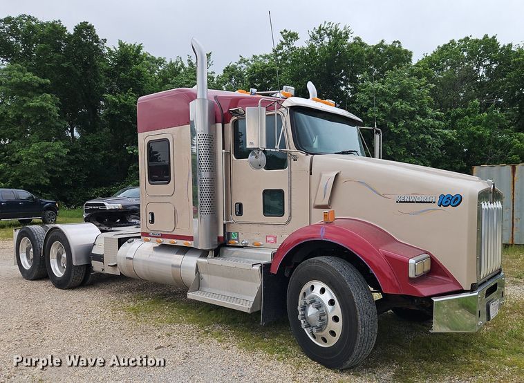 image for item EI3887 2016 Kenworth T800 semi truck