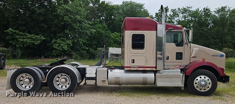 image for item EI3887 2016 Kenworth T800 semi truck