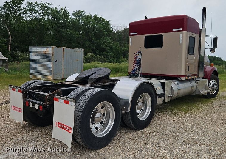 image for item EI3887 2016 Kenworth T800 semi truck