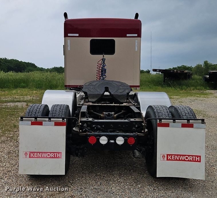 image for item EI3887 2016 Kenworth T800 semi truck