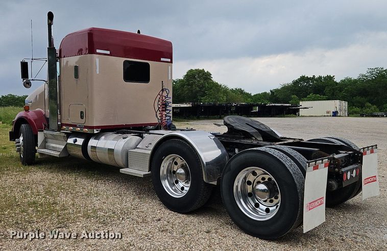 image for item EI3887 2016 Kenworth T800 semi truck