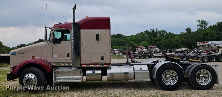 image for item EI3887 2016 Kenworth T800 semi truck