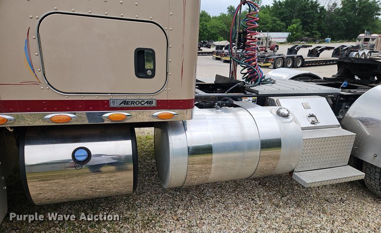 image for item EI3887 2016 Kenworth T800 semi truck