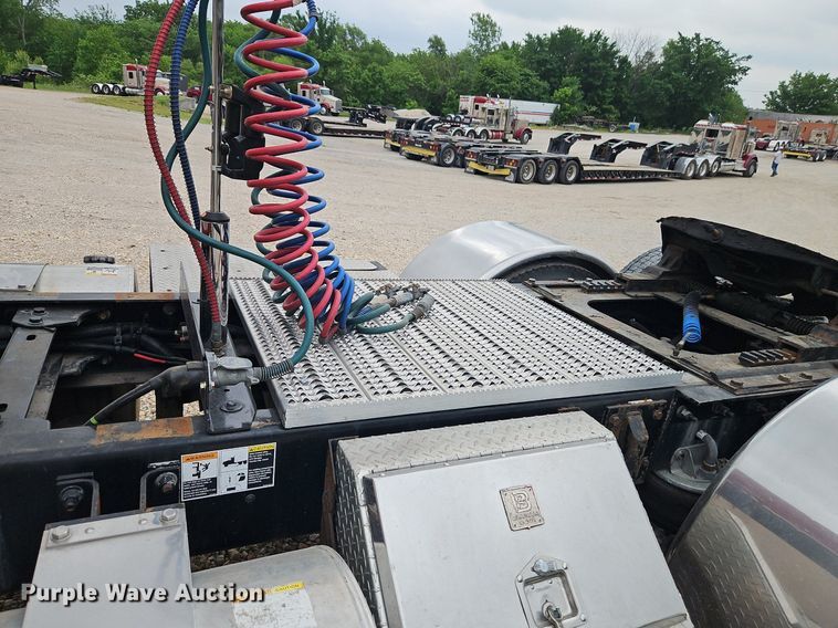 image for item EI3887 2016 Kenworth T800 semi truck