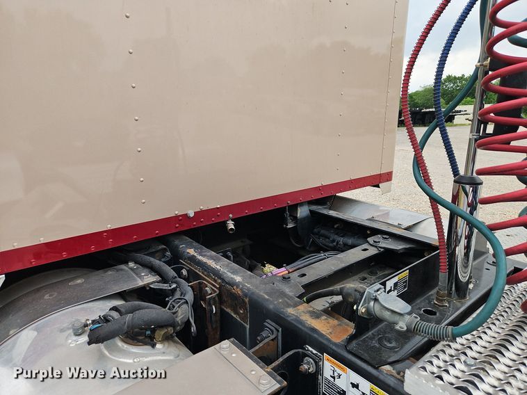 image for item EI3887 2016 Kenworth T800 semi truck