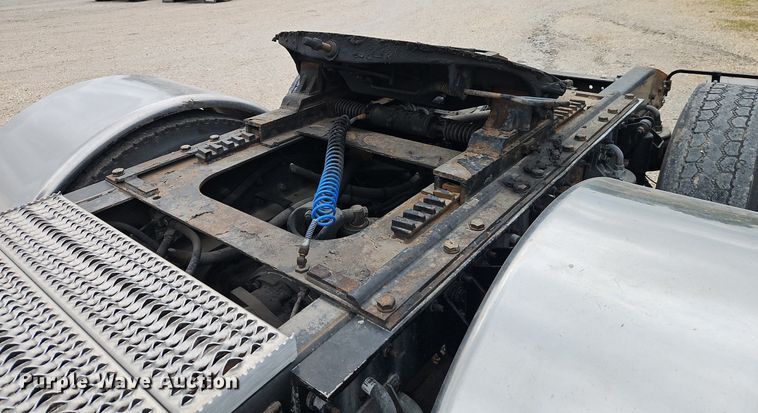 image for item EI3887 2016 Kenworth T800 semi truck