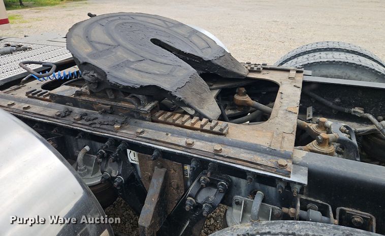 image for item EI3887 2016 Kenworth T800 semi truck