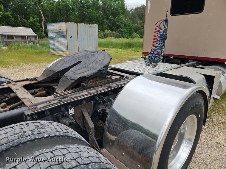 image for item EI3887 2016 Kenworth T800 semi truck