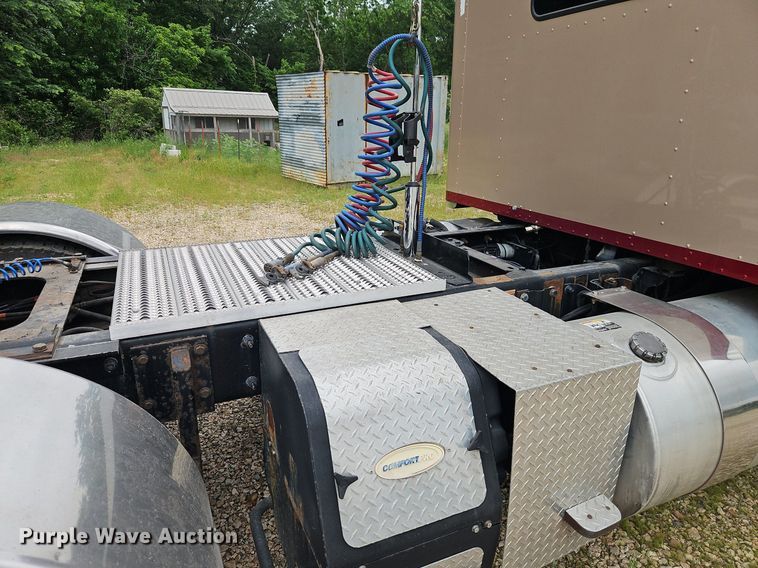 image for item EI3887 2016 Kenworth T800 semi truck