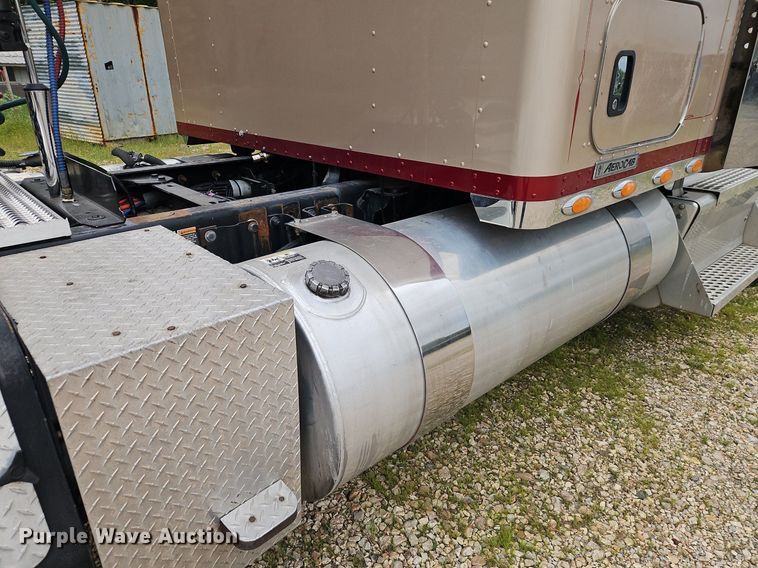 image for item EI3887 2016 Kenworth T800 semi truck