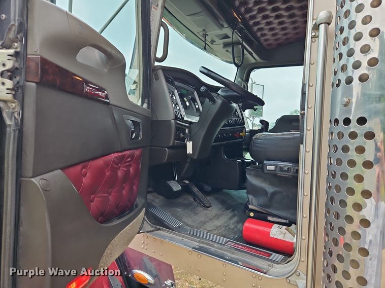 image for item EI3887 2016 Kenworth T800 semi truck