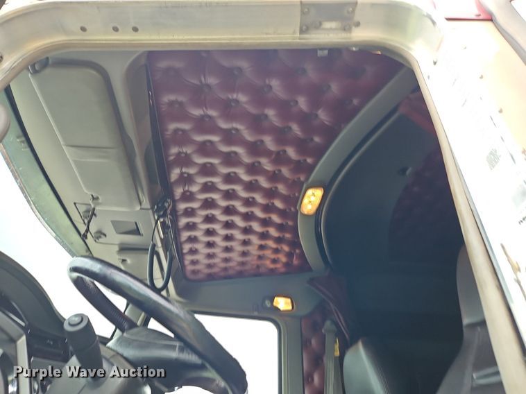 image for item EI3887 2016 Kenworth T800 semi truck