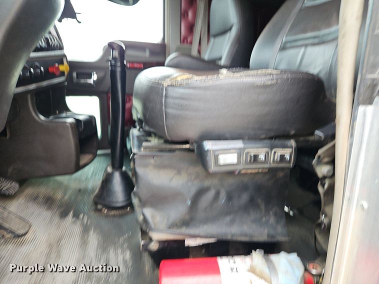 image for item EI3887 2016 Kenworth T800 semi truck