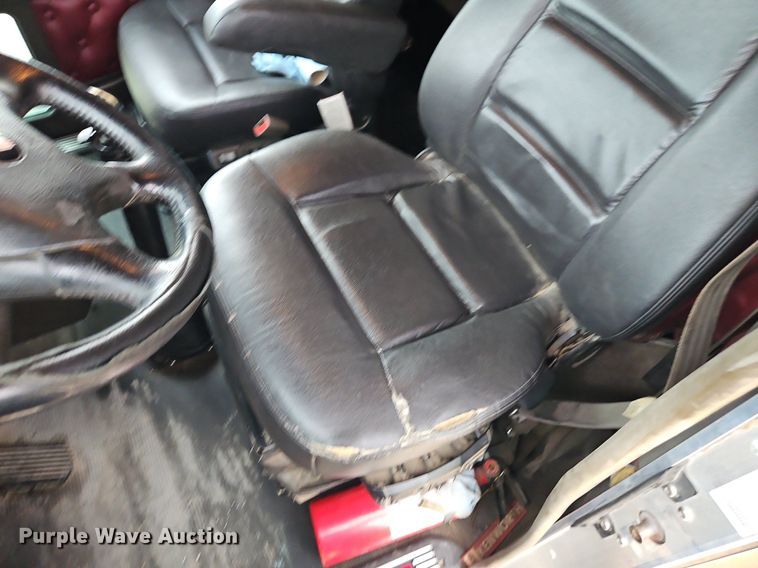 image for item EI3887 2016 Kenworth T800 semi truck