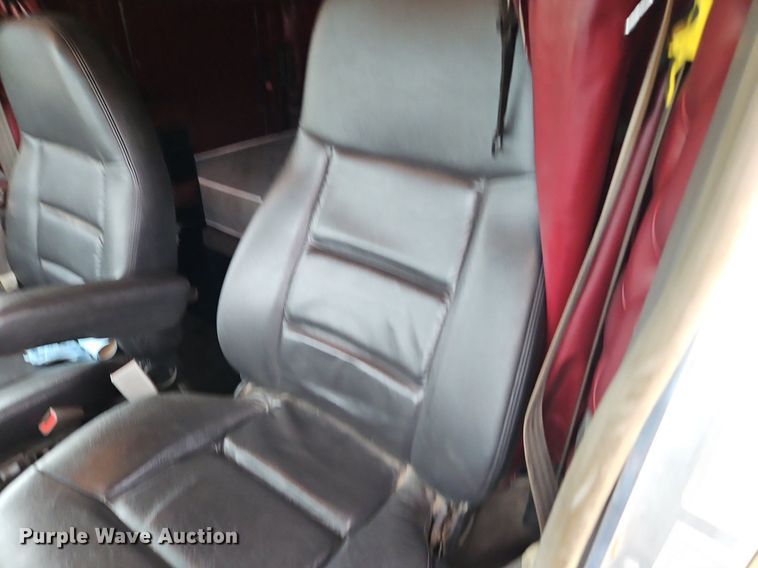 image for item EI3887 2016 Kenworth T800 semi truck