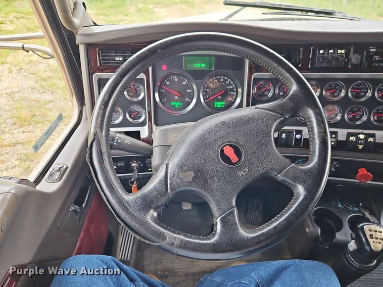 image for item EI3887 2016 Kenworth T800 semi truck