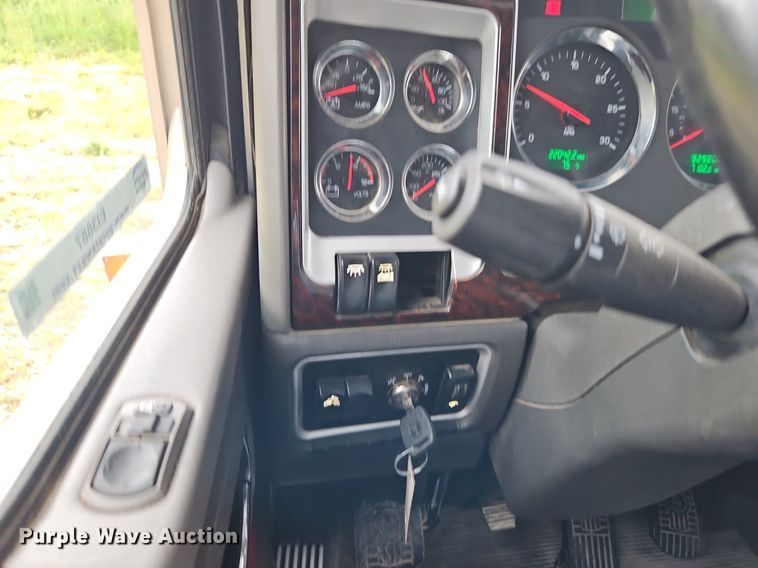 image for item EI3887 2016 Kenworth T800 semi truck