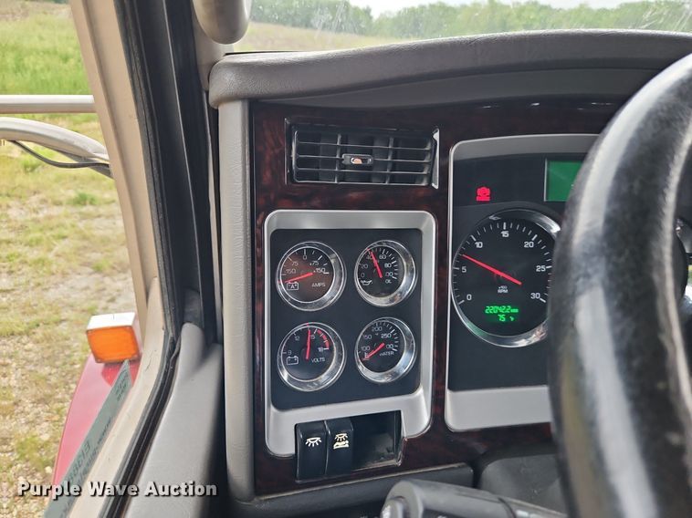 image for item EI3887 2016 Kenworth T800 semi truck