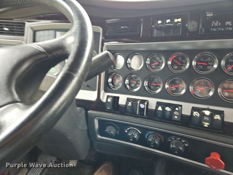 image for item EI3887 2016 Kenworth T800 semi truck