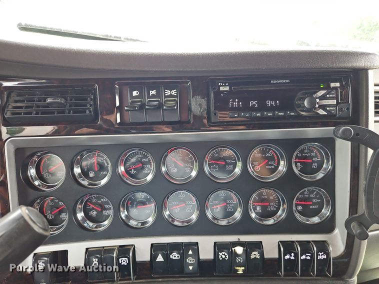 image for item EI3887 2016 Kenworth T800 semi truck