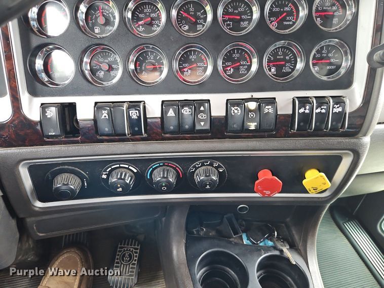 image for item EI3887 2016 Kenworth T800 semi truck