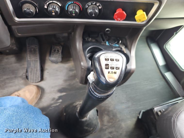 image for item EI3887 2016 Kenworth T800 semi truck