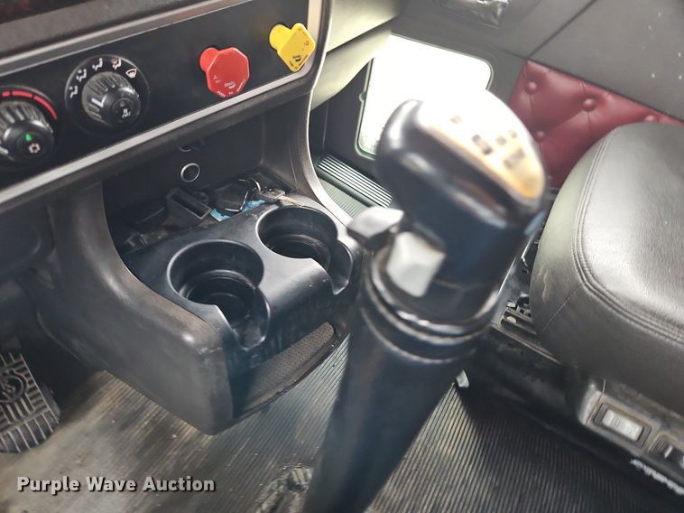 image for item EI3887 2016 Kenworth T800 semi truck