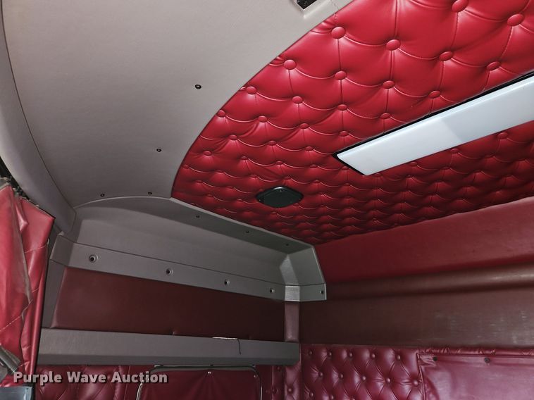 image for item EI3887 2016 Kenworth T800 semi truck