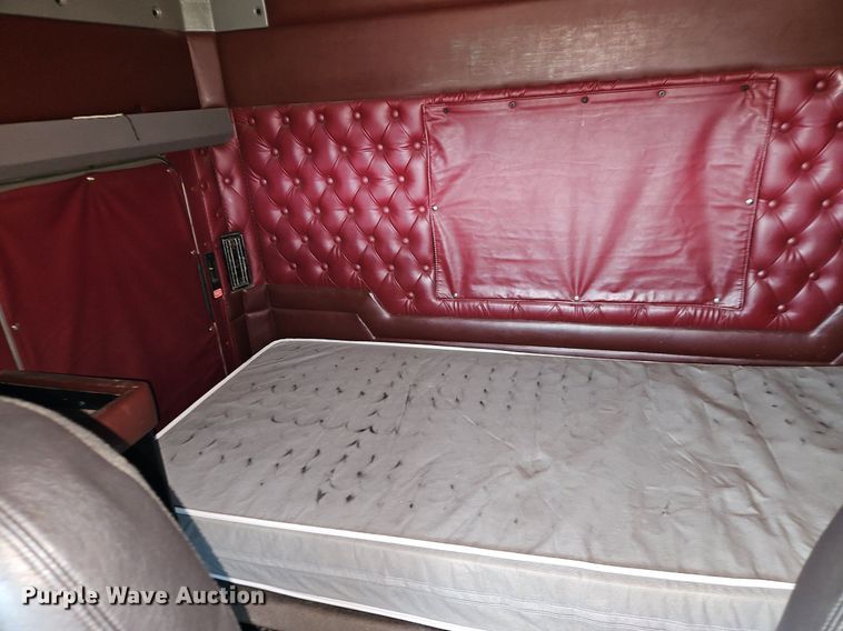 image for item EI3887 2016 Kenworth T800 semi truck