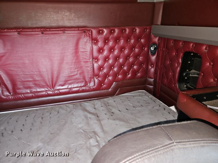 image for item EI3887 2016 Kenworth T800 semi truck