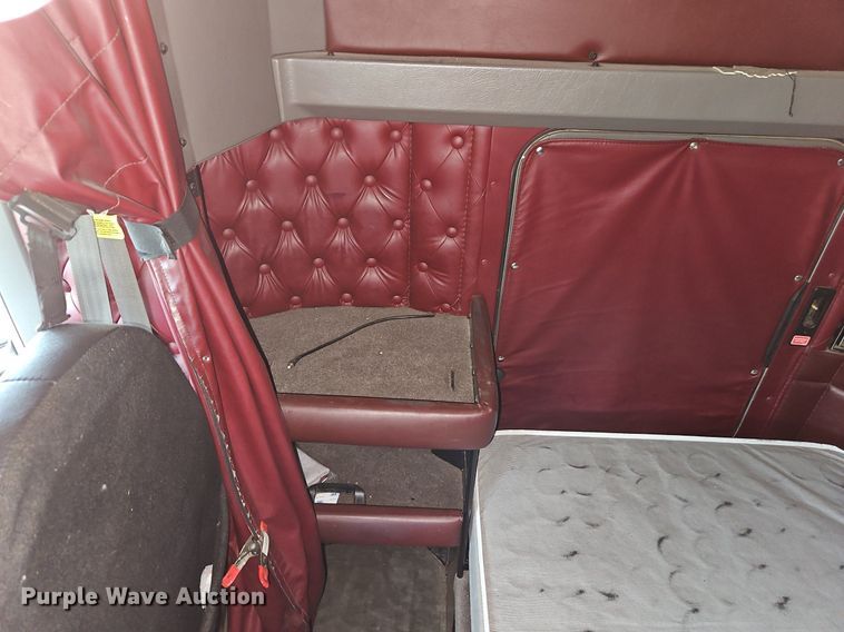 image for item EI3887 2016 Kenworth T800 semi truck