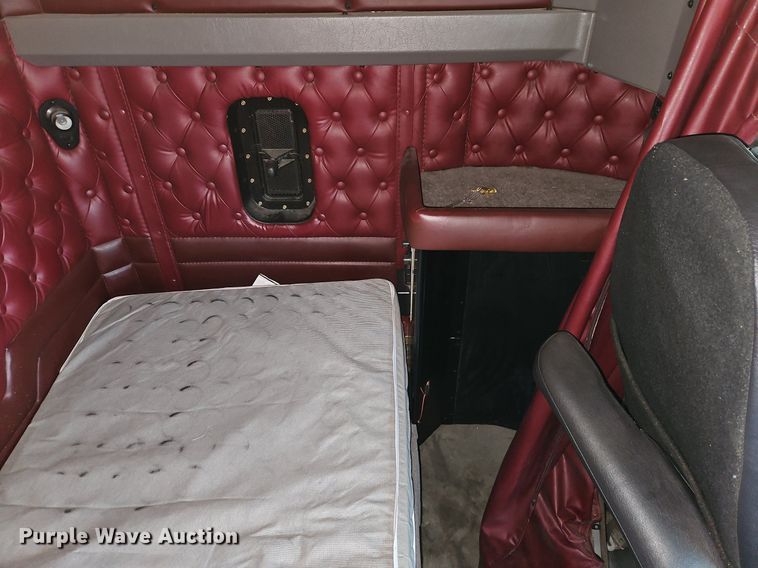 image for item EI3887 2016 Kenworth T800 semi truck