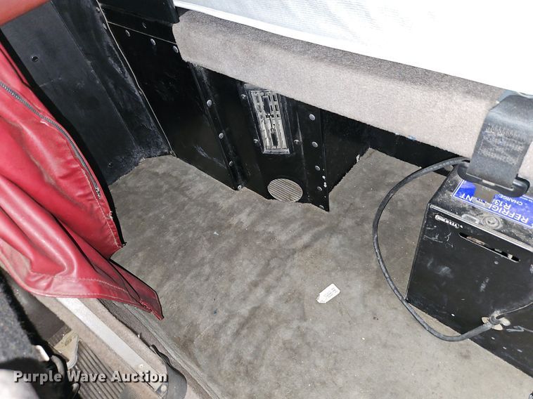 image for item EI3887 2016 Kenworth T800 semi truck